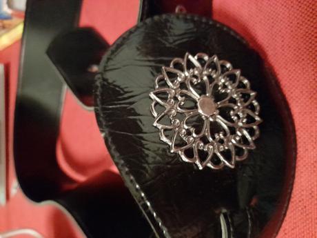 Černý pásek opasek koženka s ornamentem na háček, 