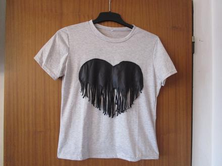 Pěkné sv. šedé tričko se zajímavým černým potiskem, m