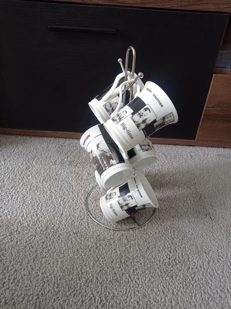 Hrnečky na stojanu, 