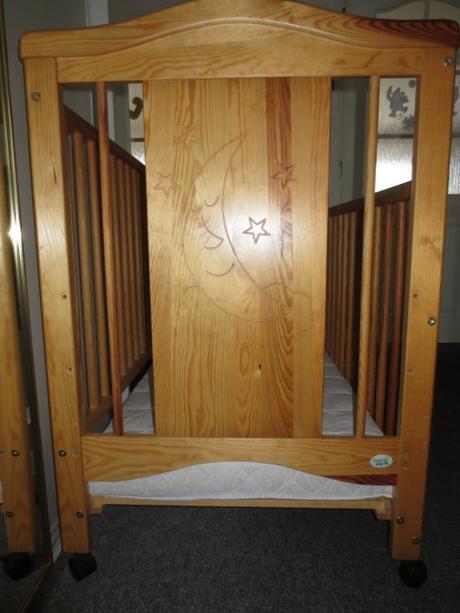 Postýlka dřevěná s matrací 120x60cm, boční výsuv, šířka (cm): 60,délka (cm): 120