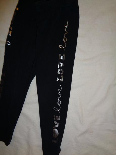 Černé legíny se stříbrnými nápisy, tu,98