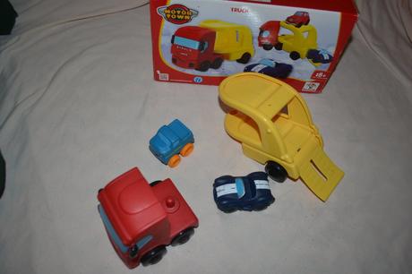 Auto tahač se dvěma auty, 