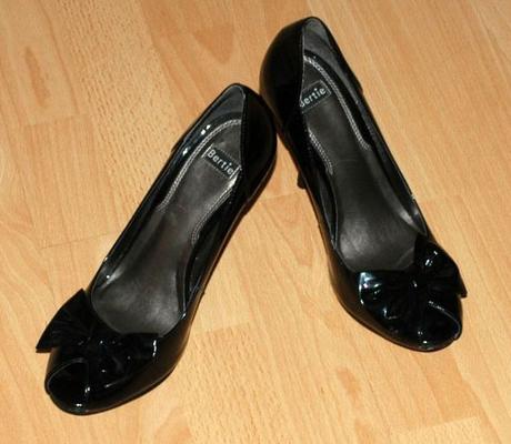 Černé boty lodičky lakované na vysokém podpadku, 39