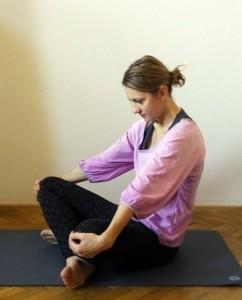 Hormonální jóga - pozice sedící kočky