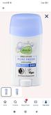 Koupila jsem v DM tento deodorant. Nechává na oblečení šílené stopy. Tričko vyperu a v podpaží zůstanou bílé fleky, které vypadají jako by bylo tričko "zaprášené" Ničím to nejde vyprat. Nemáte tip, čím to ještě zkusit, než X triček vyhodím?
