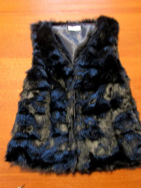 Černá kožíšková vesta vel 164-170, h&m,170