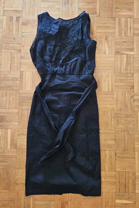 Pozdrove šaty s vyšíváním a rozparkem na zadech, zara,m