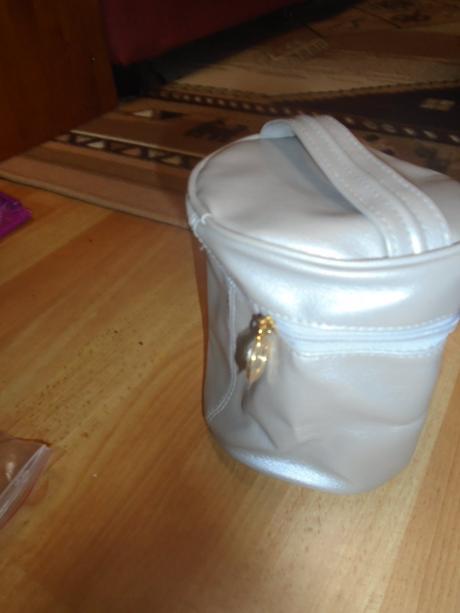 Kosmetická taška stříbrná ovál estee lauder, 