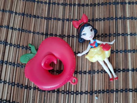 Sněhurka a jablko jako kruh do vody, panenka,