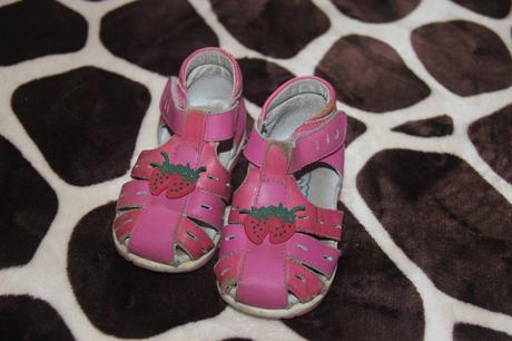 Sandále s jahůdky, peddy,22