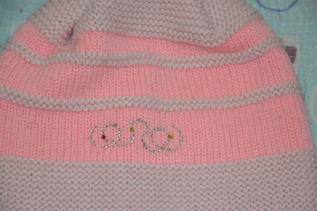 Růžová čepice s kamínky, 128