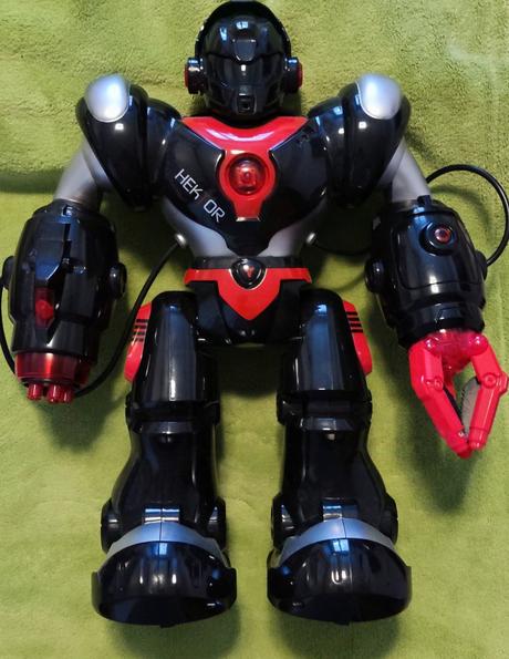 Made robot hektor mluví česky a rapuje,