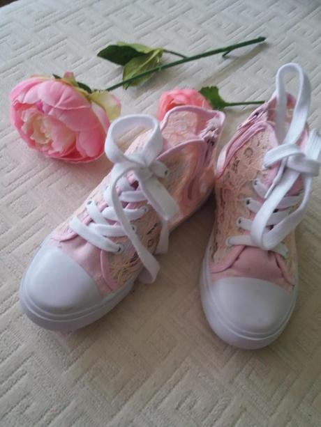 Krajkové tenisky, 31