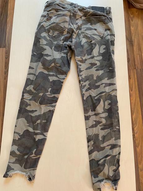 Army maskáče džíny s dírami, spíše menším, vel s,, zara,s