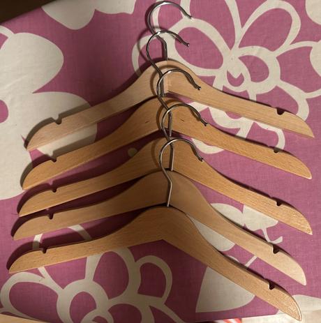 Hänga dřevěná ramínka 5 ks, šířka (cm): 30,délka (cm): 30