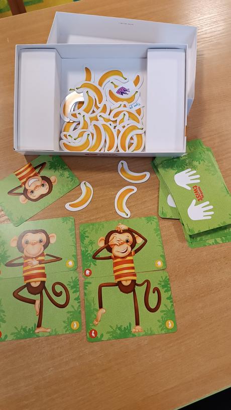 Společenská hra opičí twist -předvádění pozic těla,