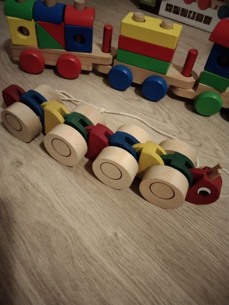 Dřevěný vláček a tahací housenka,