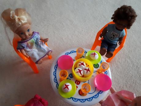 Čtyři panenky/kamarádky se stolečkem a židličkami,