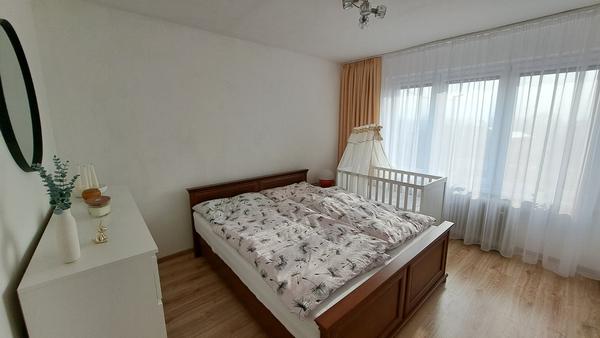 Jak zútulnit ložnici světlými barvami a dekoracemi?