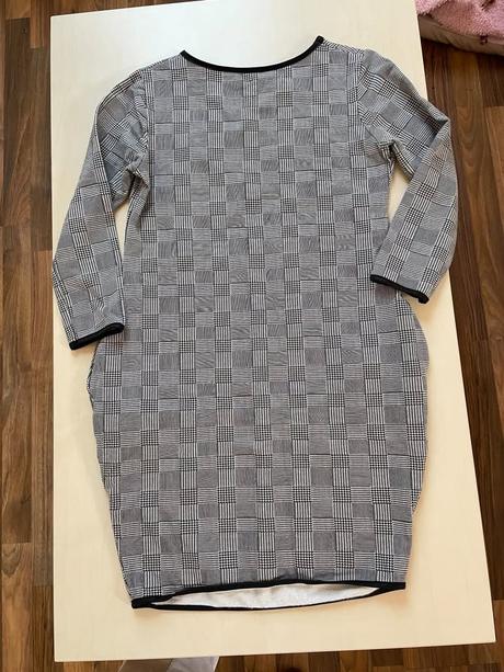 Šaty s rozšířením do boků a kapsami, vel neuveden, m