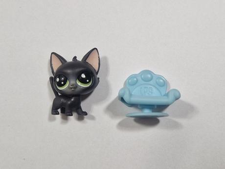 Littlest pet shop černá kočka na křesle,