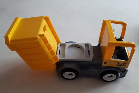 Nákladní auto/sklápěčka a vysokozdvižný vozík,