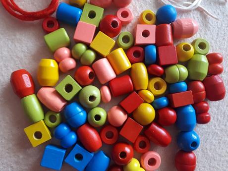 Babu - velké dřevěné barevné korálky na navlékání,