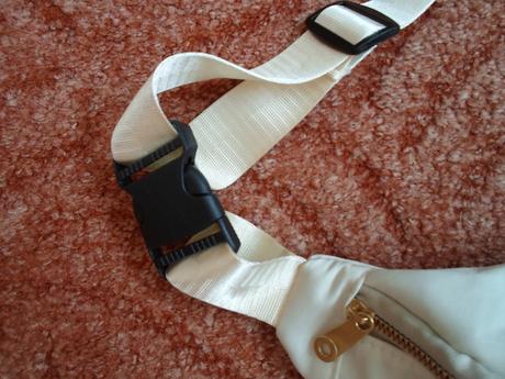 Krémová béžová taška na pas ledvinka,