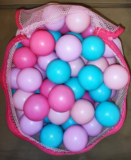 80 ks plastových míčků, 