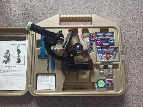 Mikroskop v kufříku,