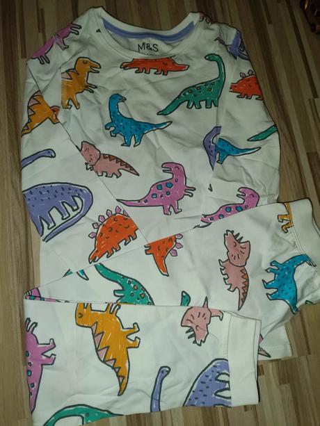 Bílé pyžamo s dinosaury slim fit 122, marks & spencer,122