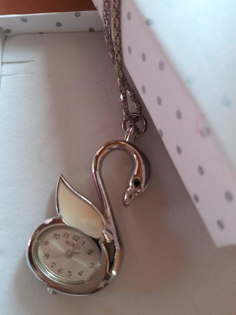 Hodinky labuť a přívěšek ryby bílý kov,