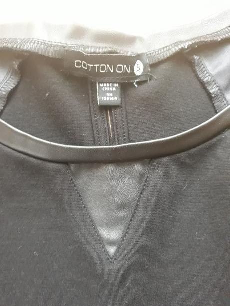 Cerne upnute saty s prvky z kozenky, s