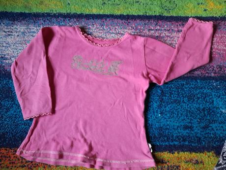 Růžové tričko asi s čínským nápisem daruji, 104