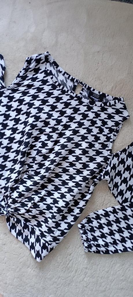 Crop top zn."page one young" vel."134-140", 134