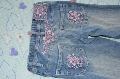 140 džíny s růžovou květinovou výšivkou, 140