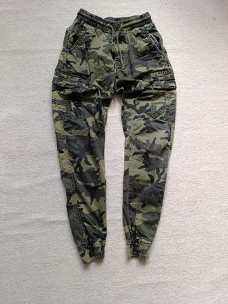 Maskáčové jogger pláťáky/kapsáče vel. 158/164, 158