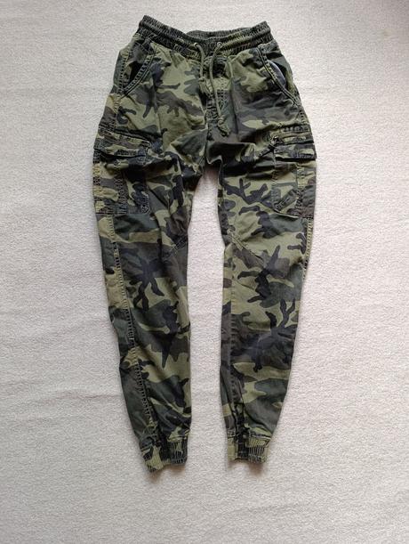 Maskáčové jogger pláťáky/kapsáče vel. 158/164, 158