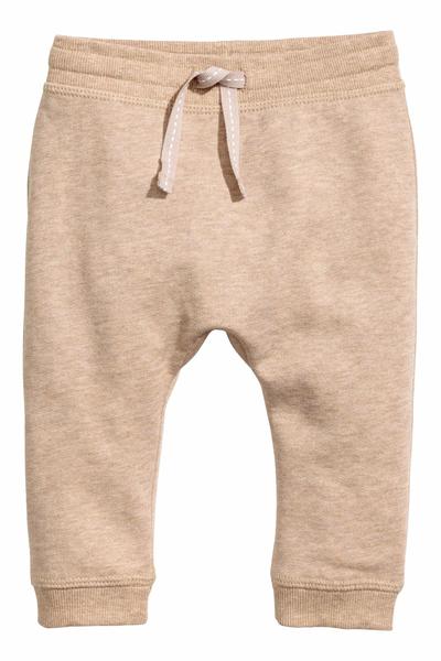 Jsou tyto tepláčky vhodné na 3 - 6 měsíců staré dítě?