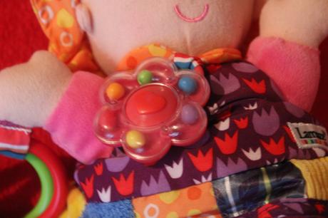 Chrastící panenka emilka lamaze,