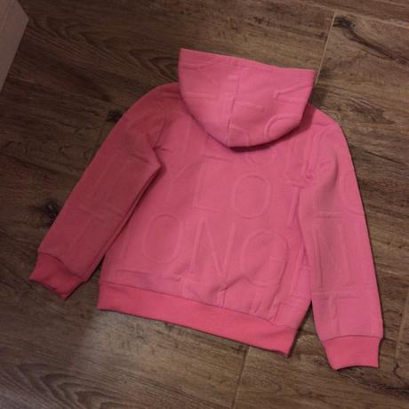 Mikina s vytlačenými písmeny, 128