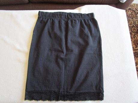 Pěkná černá bavl. sukně, dole krajka, vel. 40, kik,40