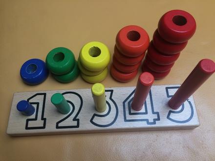 Dřevěná nasazovací hračka, 