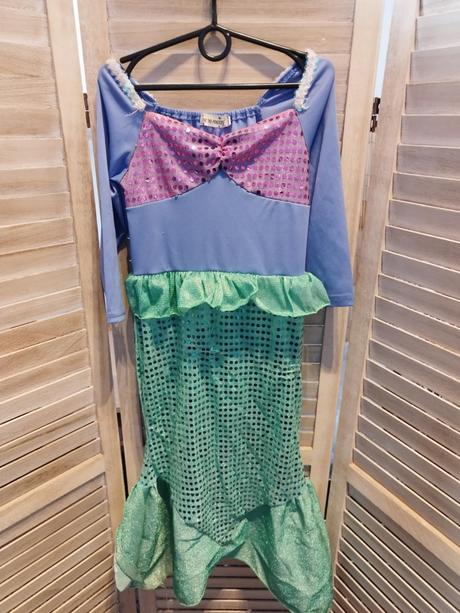 Mořská panna 9/10let 130kč, 