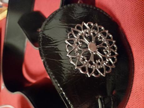 Černý pásek opasek koženka s ornamentem na háček, 