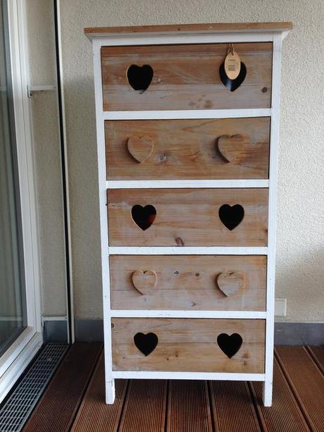 Skřínka, stoleček, servírovací tác a kobereček, 