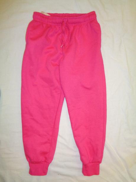 Sytě růžové tepláky, 128