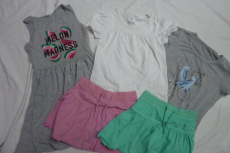 Šaty + 2x sukně + 2x tričko vel. 128, 122–134