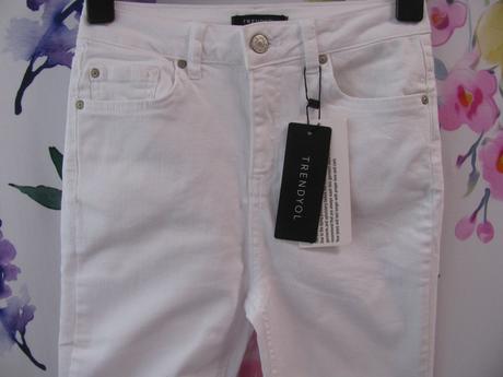 Bílé elastické přiléhavé džíny skiny, 34