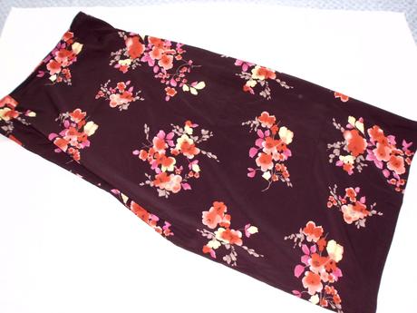 Tmavohnedá s kvetmi, l